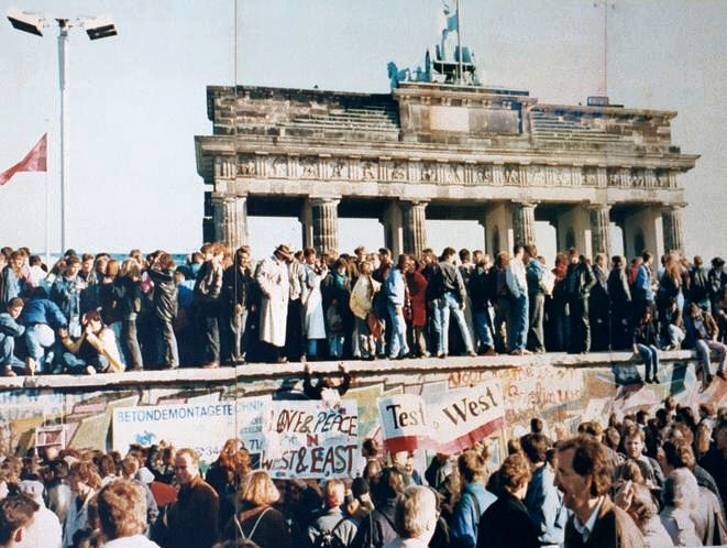 Pád Berlínské v listopadu 1989, převzato pod licencí CC BY-SA 3.0 z Wikipedie